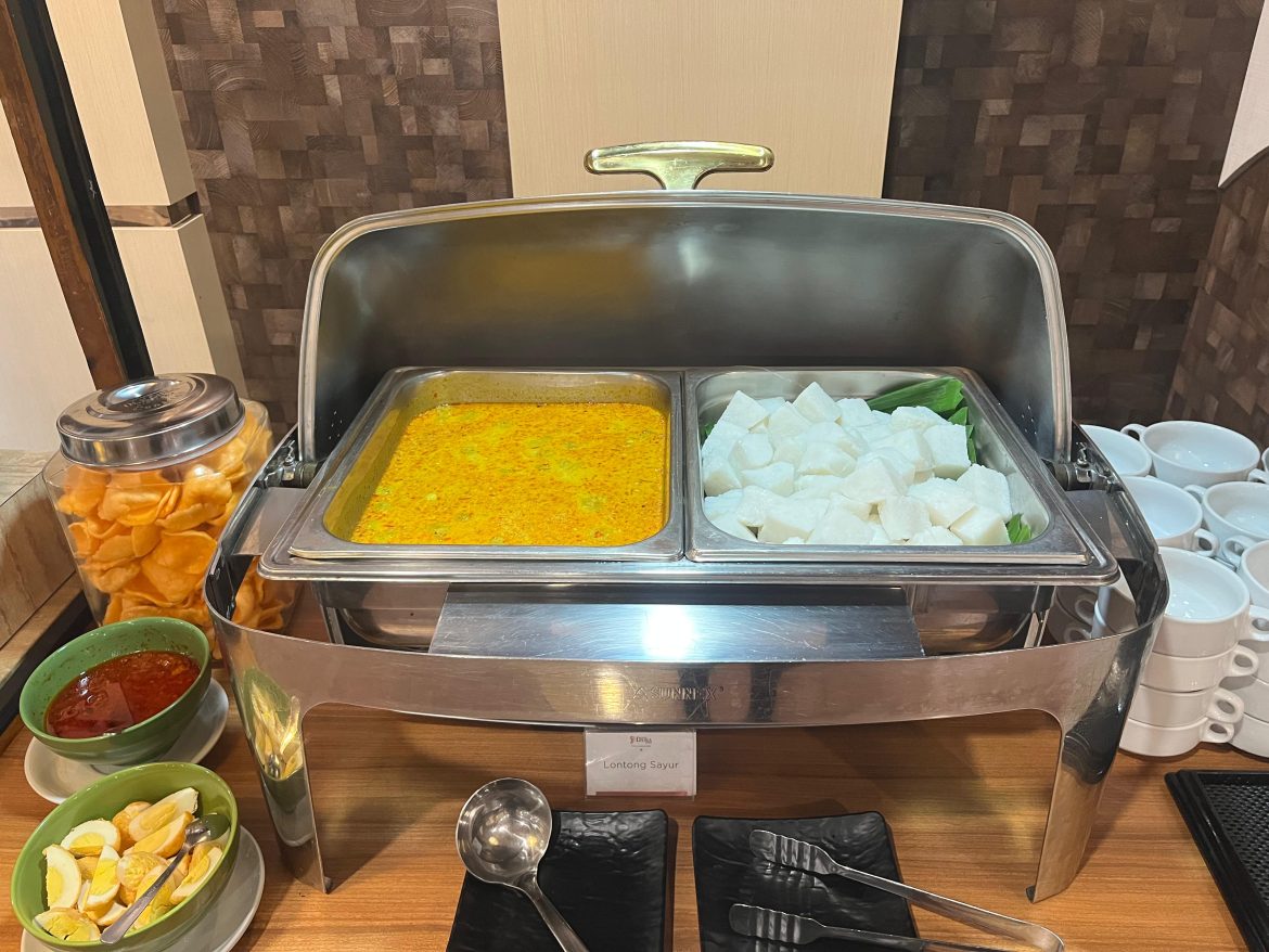 7 Breakfast Resto – Lontong Sayur Daira