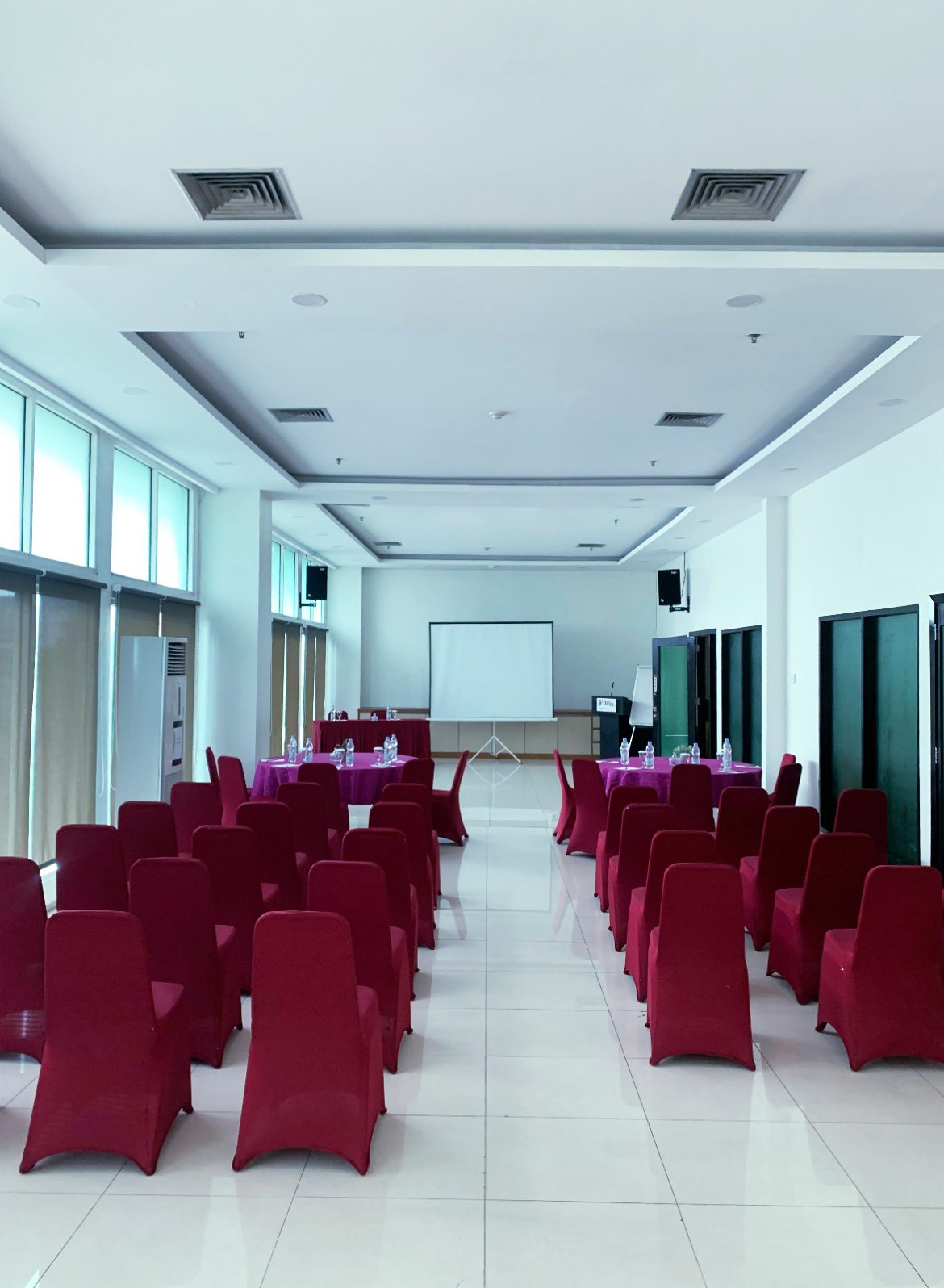 Belitang Room Setup Mix Round Table & Teater 40 Pack